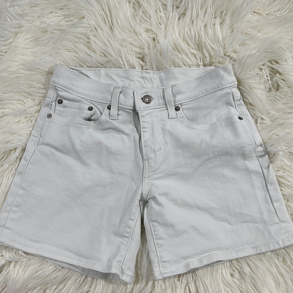 Levis Shorts Size 28